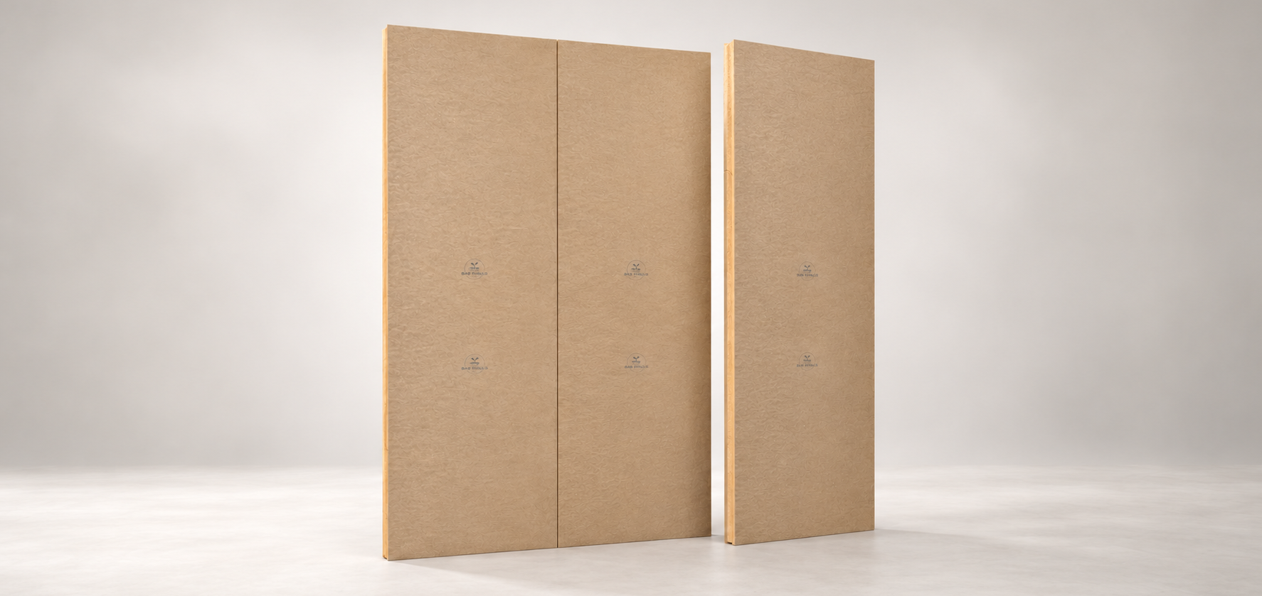 Drie BAS Wall binnenwandpanelen op een lichte achtergrond, met twee aansluitende panelen en één los paneel met zichtbare paneelrand.