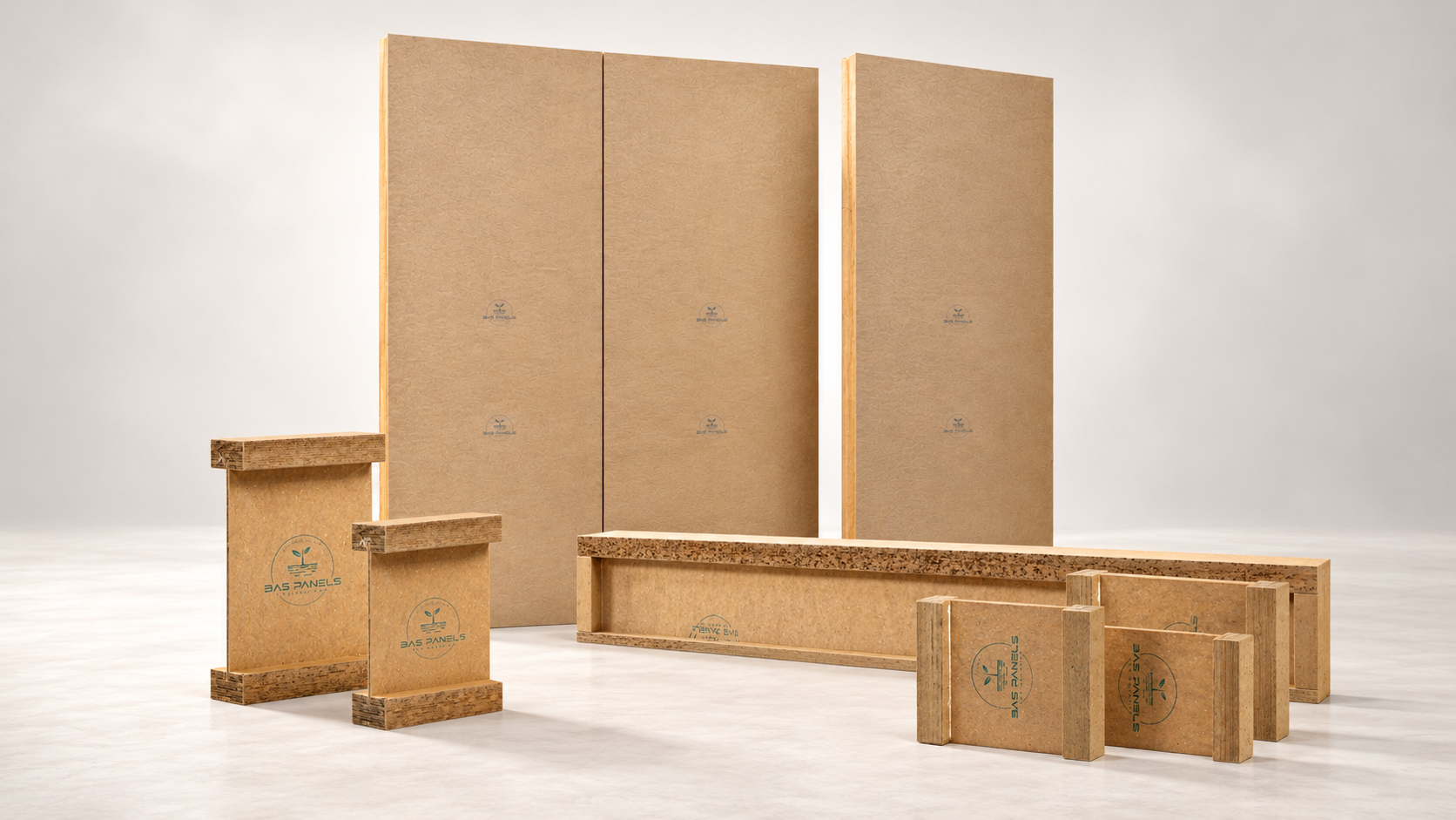BAS Panels – biobased wandpanelen en bouwprofielen BAS Wall-wandpanelen met verschillende BAS bouwprofielen en een horizontale ligger, opgesteld op een lichte achtergrond.