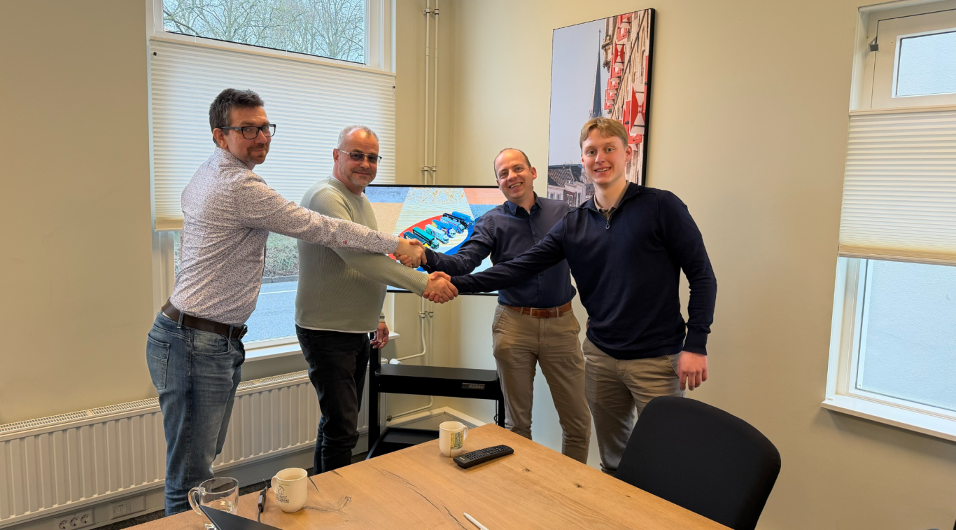Samenwerking BAS Panels en SAKOL Vier vertegenwoordigers schudden elkaar de hand ter gelegenheid van de samenwerking tussen BAS Panels en SAKOL.