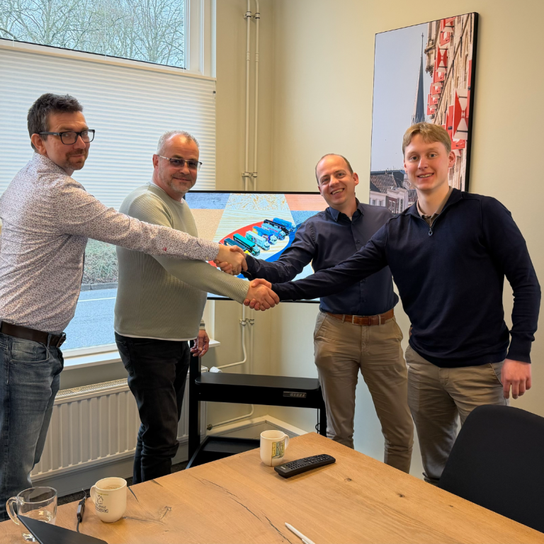Samenwerking BAS Panels en SAKOL Vier vertegenwoordigers schudden elkaar de hand ter gelegenheid van de samenwerking tussen BAS Panels en SAKOL.