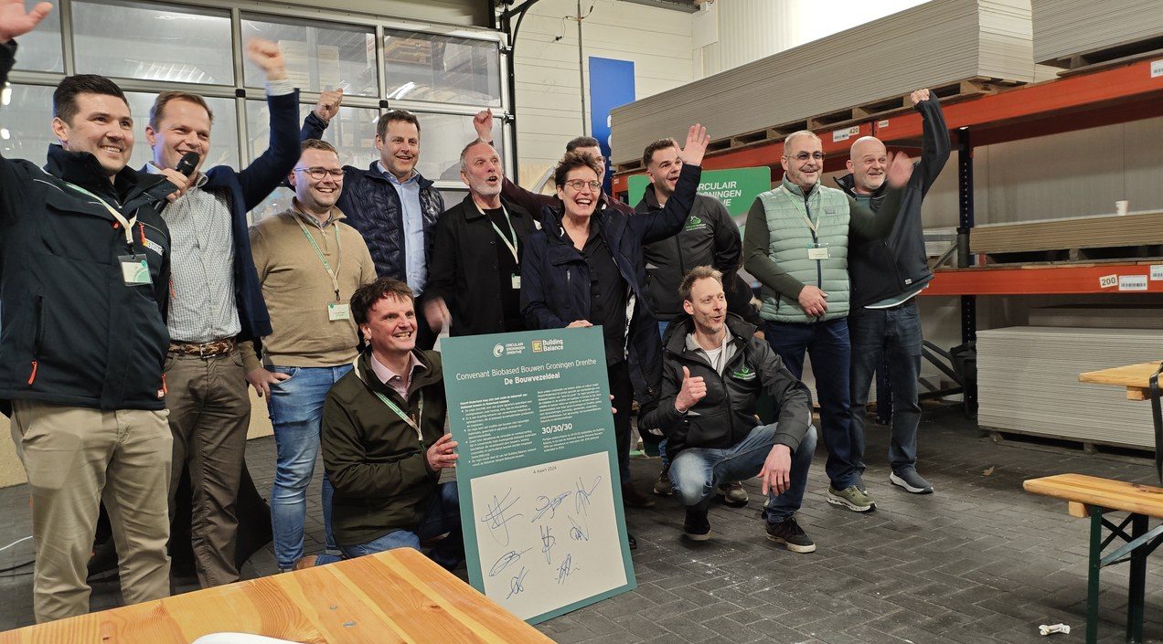 Deelnemers aan de Bouwvezeldeal Groningen Drenthe poseren met het ondertekende convenant in Roden.