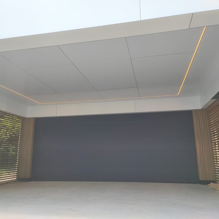Garage met carport in Borger, gebouwd door SmartFast House met producten van BAS Panels.