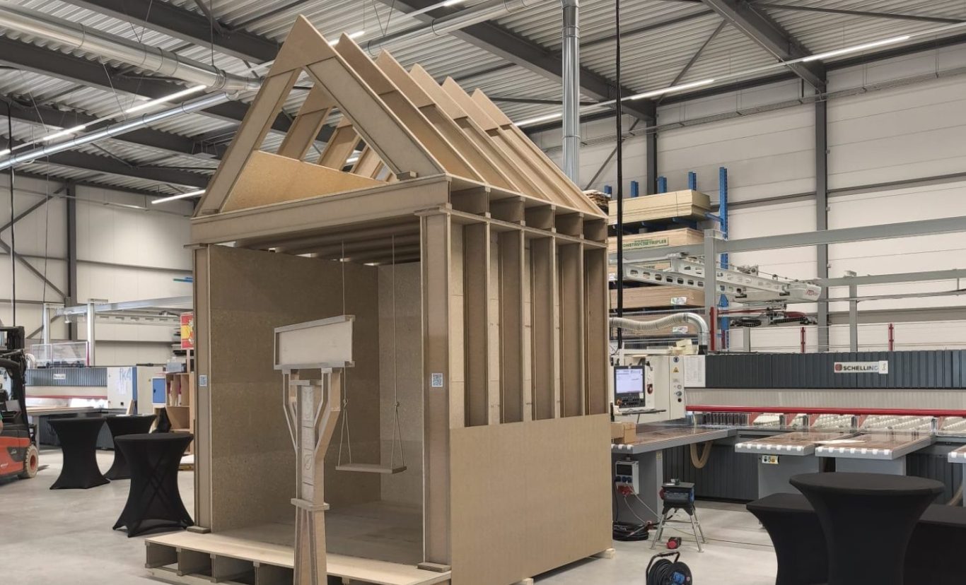 Demonstratiehuis met BAS Panels op de Verdouw Beurs Demonstratiehuis met BAS I-profielen en I-liggers, met zichtbare wand-, vloer- en dakopbouw in een bedrijfshal.