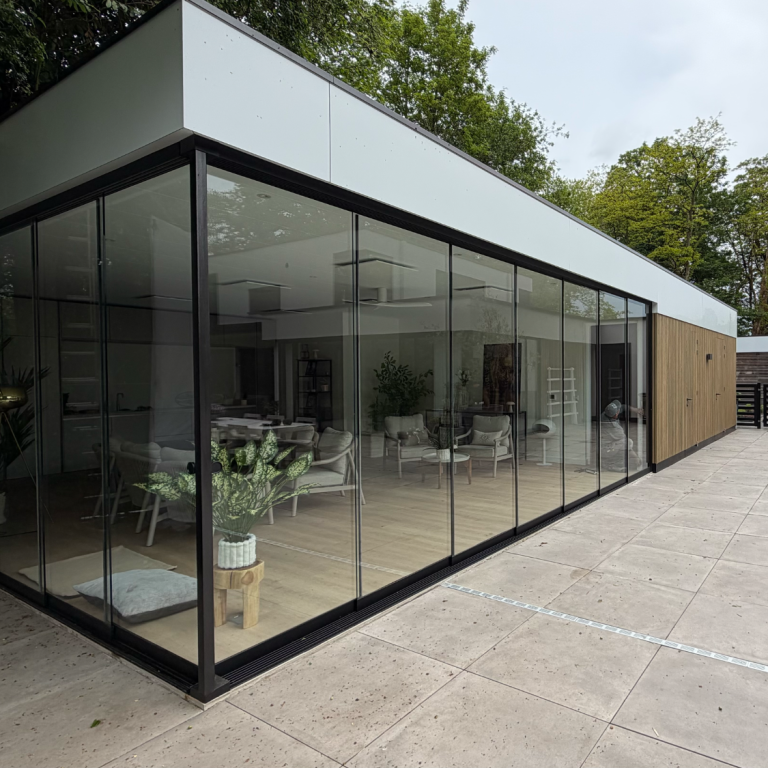 Poolhouse in Borger met grote glaspartijen en een terras, gebouwd door SmartFast House met producten van BAS Panels.